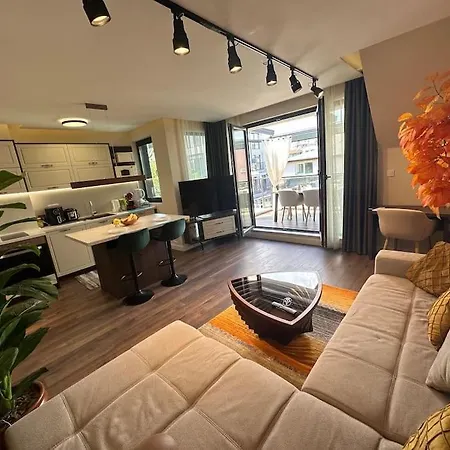 Apartment Prime Location! Outdoor Dining! *