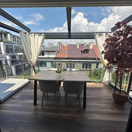 Apartment Prime Location! Outdoor Dining! *