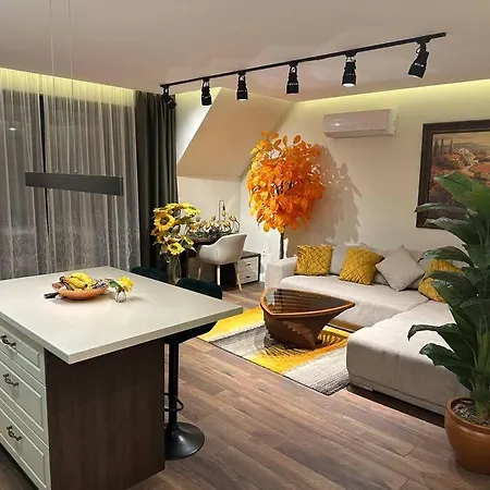 Apartment Prime Location! Outdoor Dining! *
