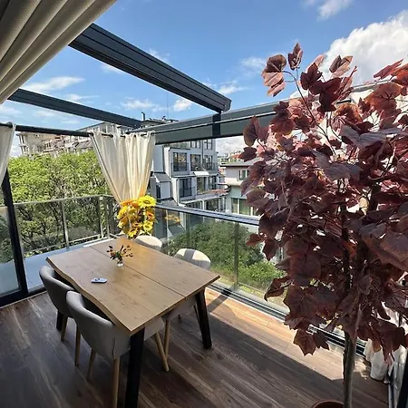 Apartment Prime Location! Outdoor Dining! *